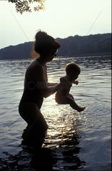 Baby mit Mutter im See