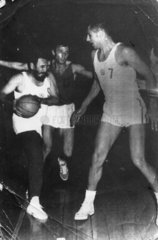 Fidel Castro spielt Basketball