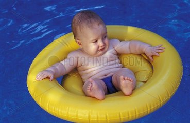 Baby im Swimmingpool