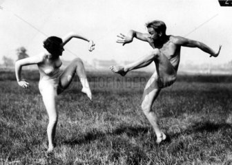 Paar tanzt nackt   Freikoerperkultur der zwanziger Jahre