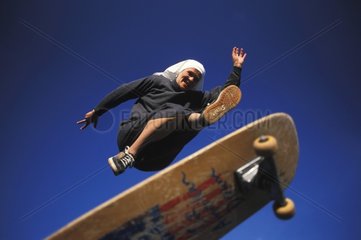 Nonne mit Skateboard