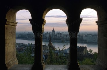 Blick von Fischerbastei ueber Donau auf Parlament