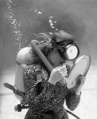 Frau schminkt sich unter Wasser