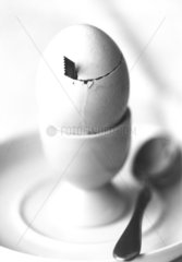 Messer schneidet Ei von innen