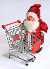 alter Weihnachtsmann vor leeerem Einkaufswagen