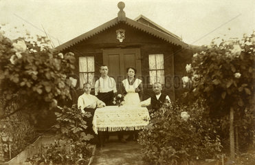 Familie entspannt sich im Schrebergarten  1925