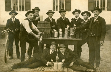 Maenner trinken Bier  Naehe Mainburg  Bayern  1909