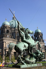 Reiterstandbild vor dem Berliner Dom