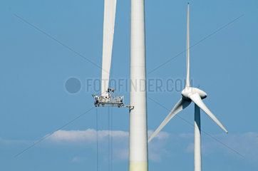 Reparatur am Windkraftwerk