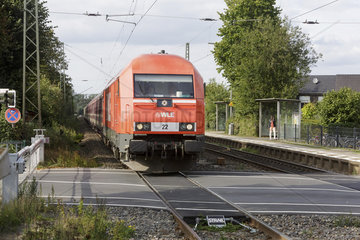 Sonderzug bespannt mit einer Diesellok der Westfaelische Landes-Eisenbahn (WLE 22 / Siemens  ER20) passiert den Bahnhof Rinkerode