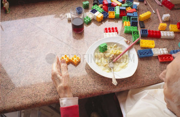 Demenzkranker Mann spielt mit Essen
