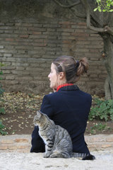 Katze und Aufseherin in La Alhambra