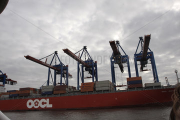 Containerschiff OOCL im Hamburger Hafen