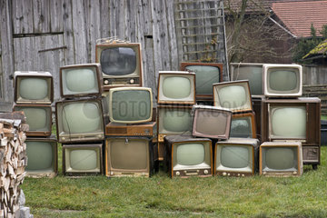 alte Roehrenfernseher aus den Fuenfziger und Sechziger Jahren