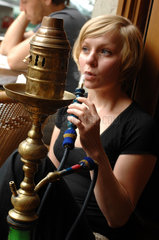 Berlin  junge Frau raucht Wasserpfeife