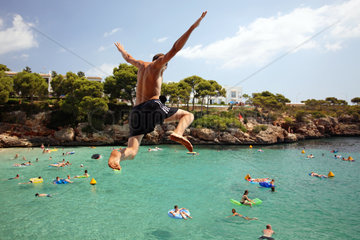 Cala D'Or  ein Junge springt ins Wasser