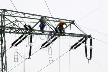 Leipzig  Deutschland  Monteure arbeiten an einem Strommast
