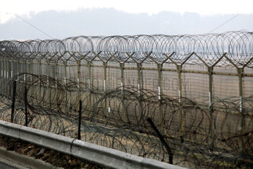 Odusan  mit Stacheldrahtzaun abgesicherte Grenzanlagen zu Nordkorea