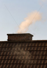 Berlin  Deutschland  rauchender Schornstein auf einem Hausdach