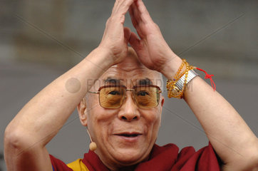 Berlin  Deutschland  Dalai Lama bei einer Veranstaltung vor dem Brandenburger Tor