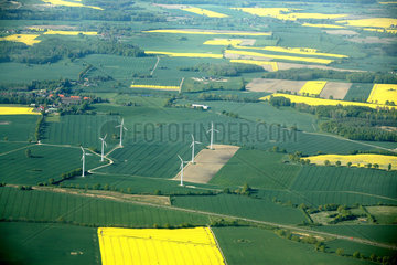 Ploen  Luftbild von Raps und Windkraft