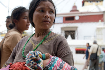bettelnde Frau an der Boudhanath Stupa (Nepal)