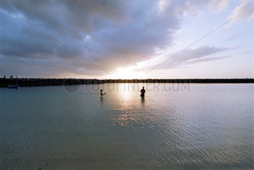 Playa Blanca  Spanien  Angler im Sonnenuntergang