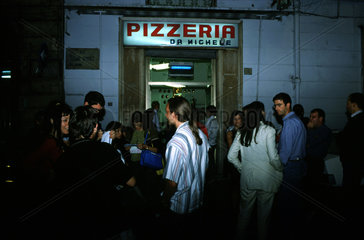 Neapel  ITA  20.04.99 -- Pizzeria Michele in der Via Cesare Sers