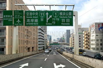 Tokio  Japan  Fahrtrichtungsschild auf der Stadtautobahn
