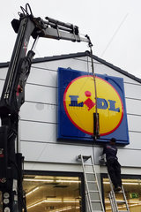 Berlin  Deutschland  Firmenschild des Discounters Lidl wird an der Fassade einer Filiale montiert