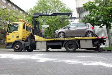 Berlin  Deutschland  ein widerrechtlich geparktes Auto wird umgesetzt