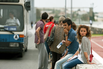 Girne  Tuerkische Republik Nordzypern  Bushaltestelle auf dem Campus der American University