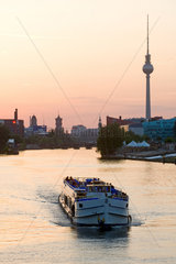 Berlin  Deutschland  die Spree mit Berlin Panorama