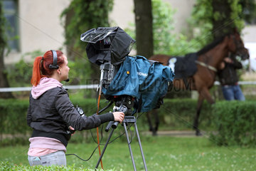Dresden  Kamerafrau filmt ein Pferd im Fuehrring