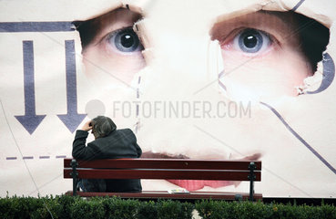 Posen  Polen  Obdachloser vor einem Plakat