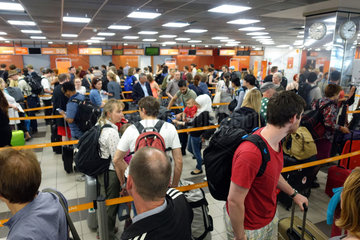 Berlin  Deutschland  Flugpassagiere stehen am Check-in von easyJet am Flughafen Berlin-Schoenefeld an