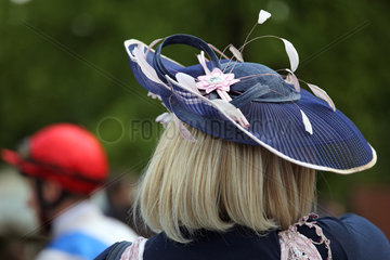 Dresden  Frau mit Hut beim Galopprennen