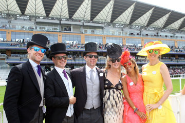 Royal Ascot  Fashion  audience in front of the grandstand