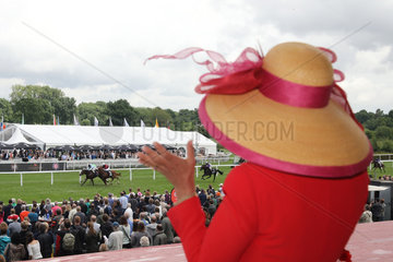 Hamburg  Frau mit Hut beim Galopprennen