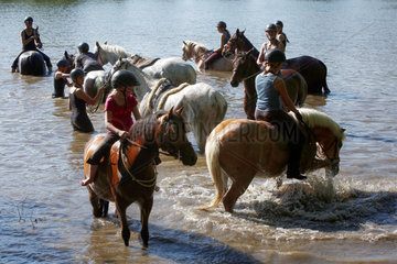 Oberoderwitz  Maedchen baden mit ihren Pferden in einem See