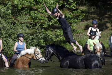 Oberoderwitz  Frau springt von ihren Pferd in einen See
