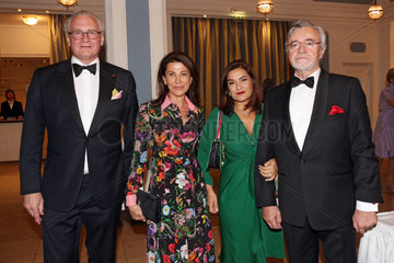 Hamburg  Besitzer Stefan Oschmann mit Frau Shapar (links) und Leopoldo Stampa mit Frau Nahaleh Naraghi im Portrait