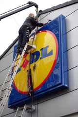 Berlin  Deutschland  Firmenschild des Discounters Lidl wird an der Fassade einer Filiale montiert