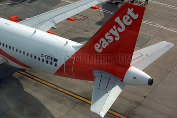 London  Grossbritannien  Heckfluegel eines Airbus A 319 der Fluggesellschaft easyJet