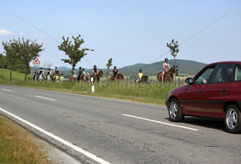 Oberoderwitz  Frauen und junge Maedchen reiten neben einer Landstrasse