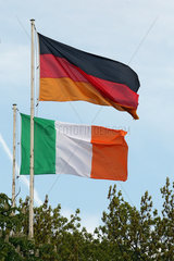 Hoppegarten  Nationalfahnen der Bundesrepublik Deutschland und Irland