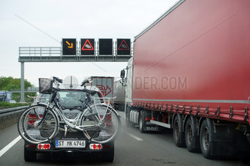 Michendorf  Deutschland  LKW-Stau auf der A10 in Richtung Sueden