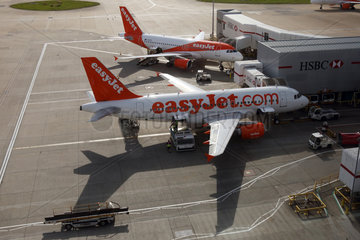 London  Grossbritannien  zwei Airbus A 319 der Fluggesellschaft easyJet am Terminal des Flughafen London-Gatwick
