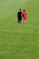 Epsom  Grossbritannien  elegant gekleidetes Paar auf gruenem Rasen