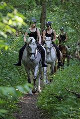 Oberoderwitz  junge Maedchen reiten durch den Wald